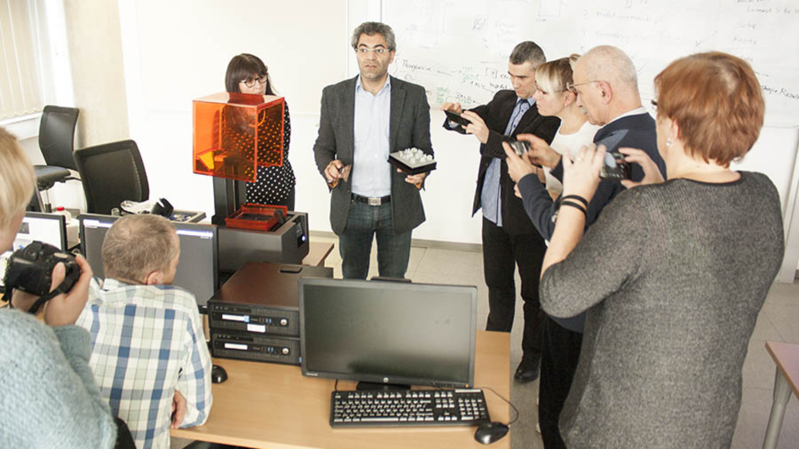 3D Printing Workshop Train the trainers Javad Zarbakhsh group taking photos Agile Weiterbildung and Continuing Education Framework at Cademix Institute of Technology